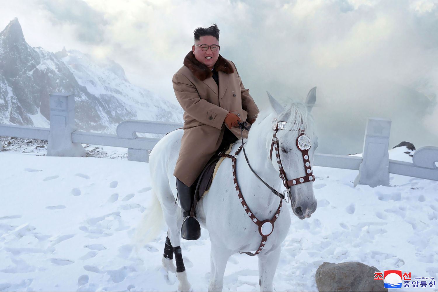 El líder norcoreano Kim Jong Un monta a caballo blanco para escalar el monte Paektu, en octubre de 2019