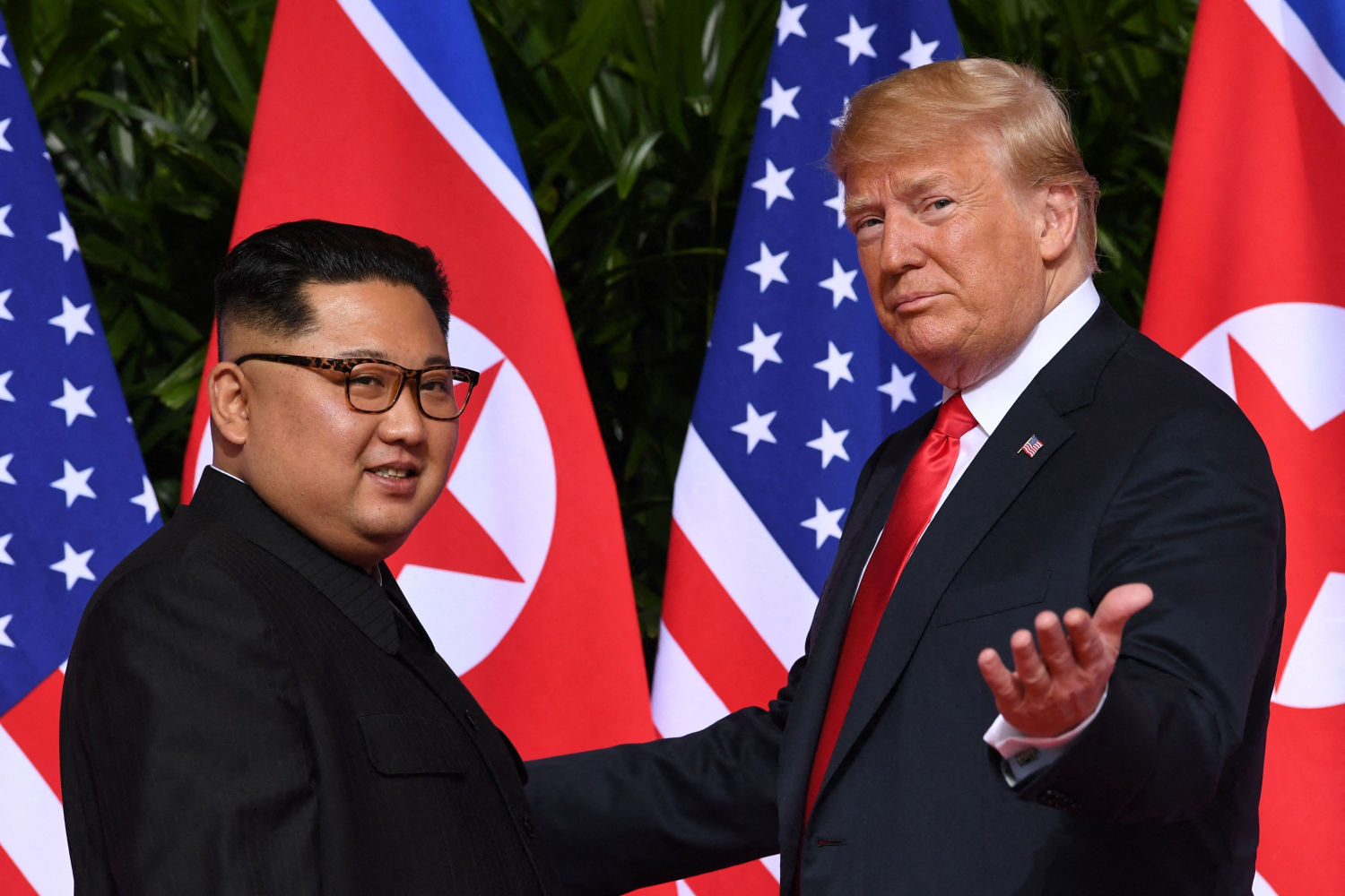 El acercamiento entre Kim Jong Un y Donald Trump representado en varias cumbres se desvaneció cuando EE.UU. impuso nuevas sanciones en 2019. En la imagen, ambos líderes se saludan en Singapur, en junio de 2018
