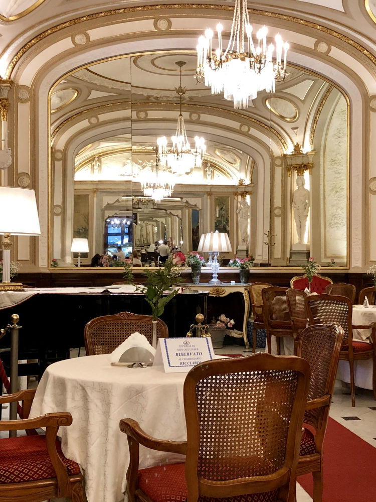 Gran Café Gambrinus (Nápoles, Italia). Gran Café Gambrinus (Nápoles, Italia). Refugio de poetas, políticos, intelectuales y artistas, todavía refleja el espíritu de los cafés literarios europeos del siglo XIX