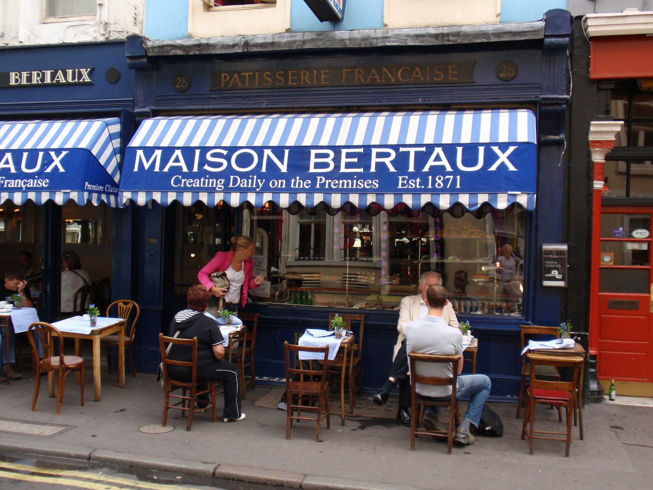 Maison Bertaux (Londres, Inglaterra). La pastelería más antigua de la capital británica, inaugurada en 1871, está situada en pleno Soho. Su fachada pintada de azul oscuro y sus toldos a rayas azules y blancas identifican a un establecimiento que sigue elaborando bollería artesanal a diario