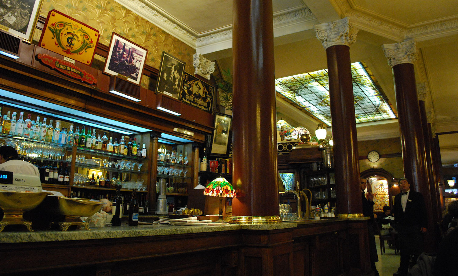 Café Tortoni (Buenos Aires, Argentina). Este emblemático local de la avenida de Mayo íntimamente ligado al tango se remonta a 1858. Hoy todavía es posible degustar su tradicional helado de dulce de leche