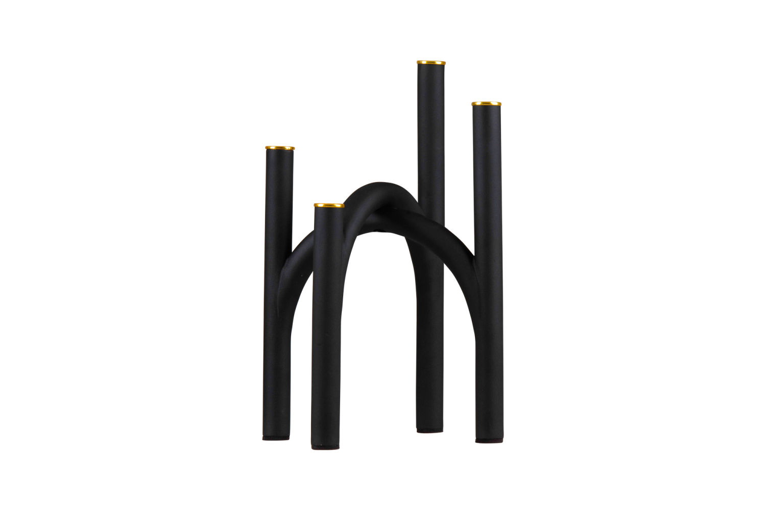 La firma danesa Aytm reinterpreta la tradición clásica de los candelabros de brazos con el modelo Angui, en estricto negro con aros dorados, versión de mesa y suelo