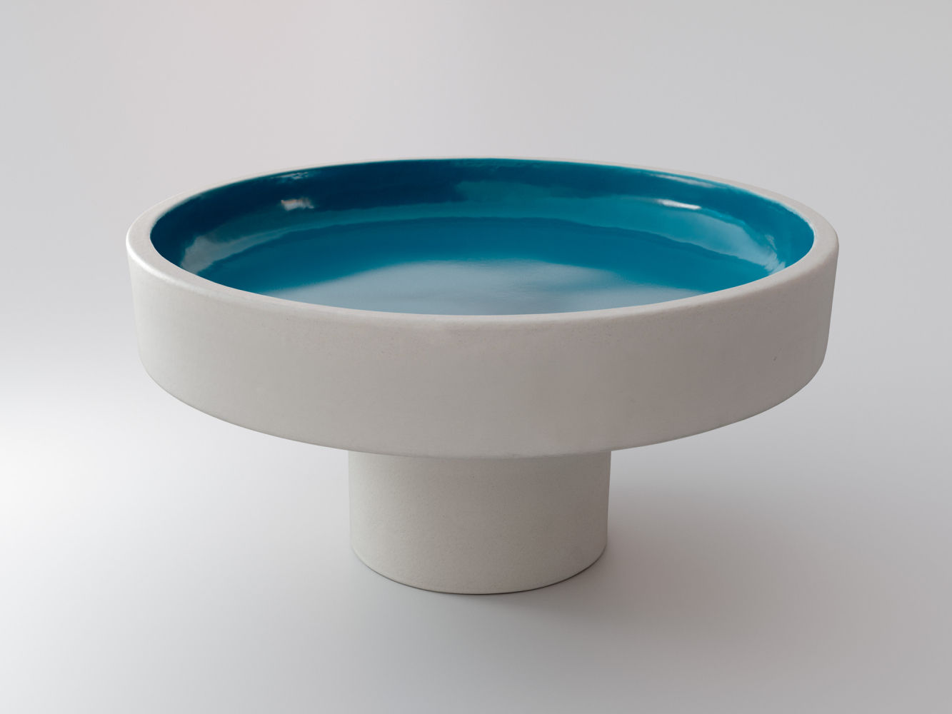 Platos con peana Totto de  Maddalena Casadei y Dunja Weber, para Kettal, ideados como centro de mesa, frutero o vacía bolsillos, en cerámica coloreada vidriada