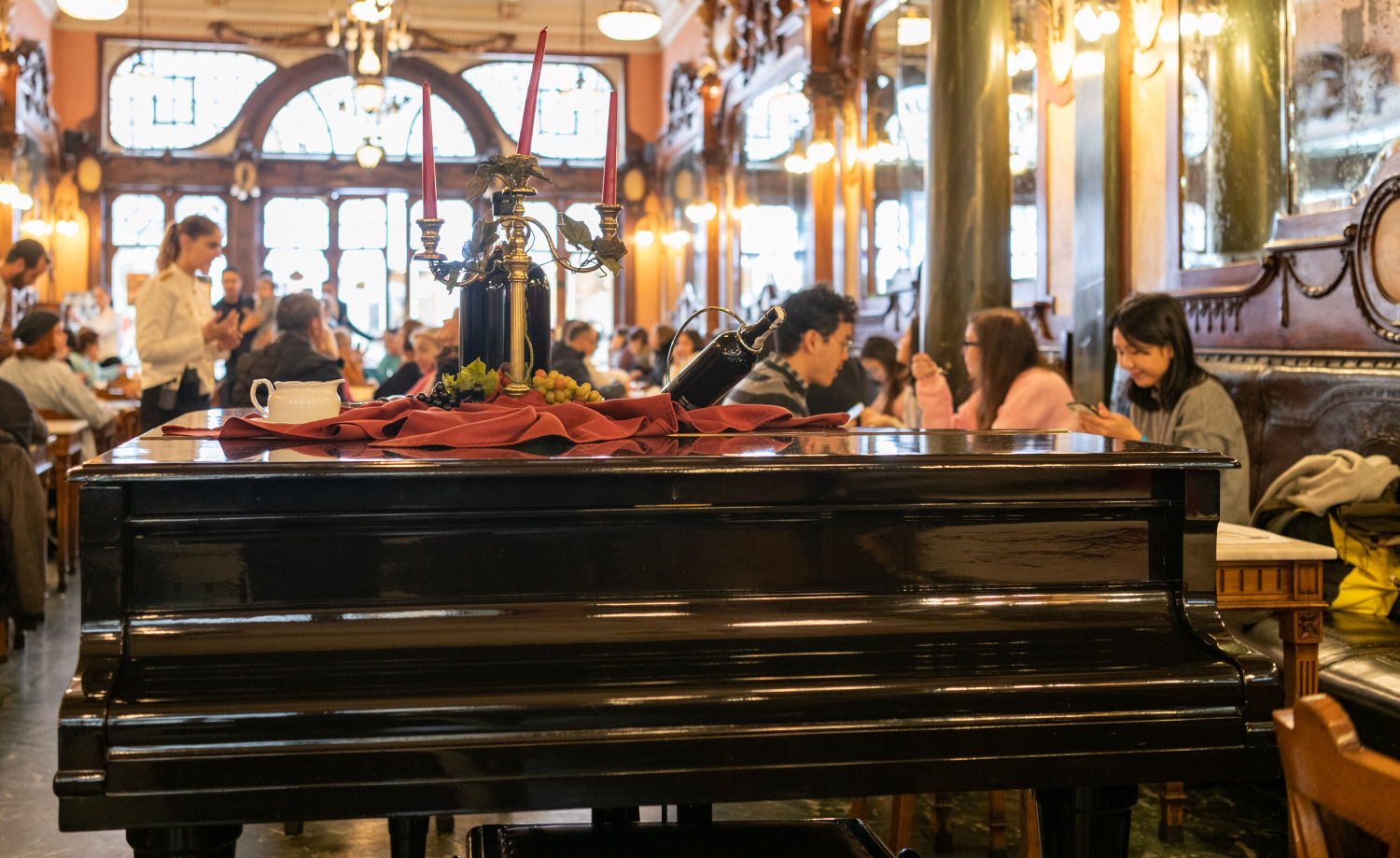 Café Majestic (Oporto, Portugal). Abrió sus puertas hace un siglo en la rua Santa Catarina bajo el nombre de Café Élite y hoy conserva el romanticismo de antaño. J.K. Rowling escribió en sus mesas algunos de los capítulos de 'Harry Potter'
