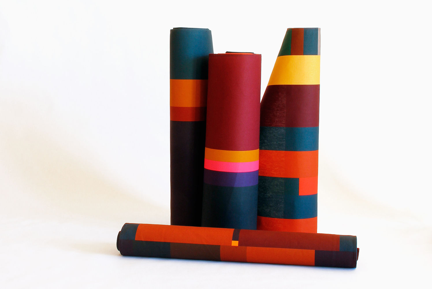 Caminos de mesa creados por la pintora Ona Boix. 17 diseños distintos, en edición limitada de tres ejemplares, impresos digitalmente sobre lona de algodón