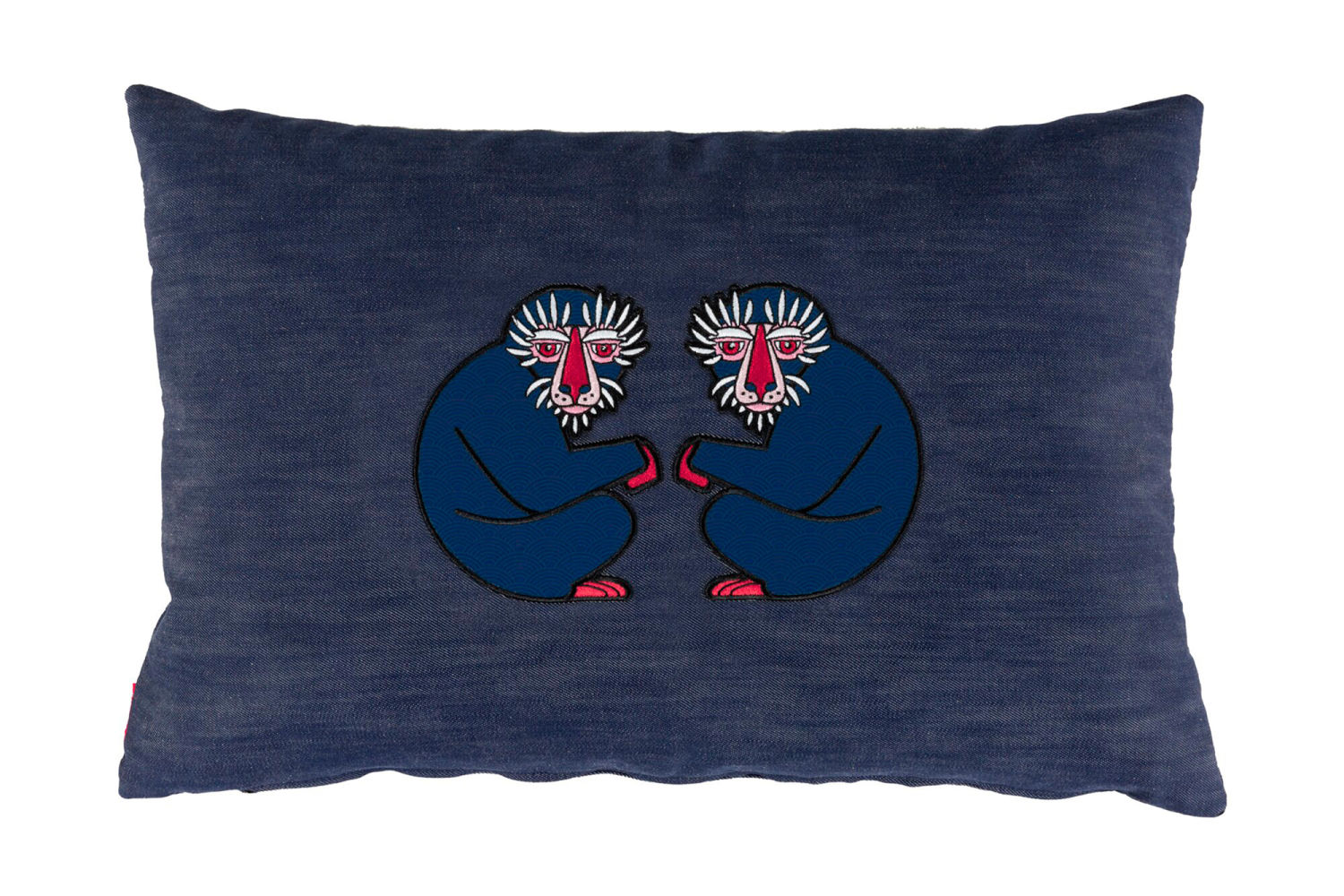Cojín Macaco de Moooi, con bordado sobre tela tejana en tono índigo, perteneciente a su colección de tejidos Denim, procedentes de Japón con  resistencia suplementaria