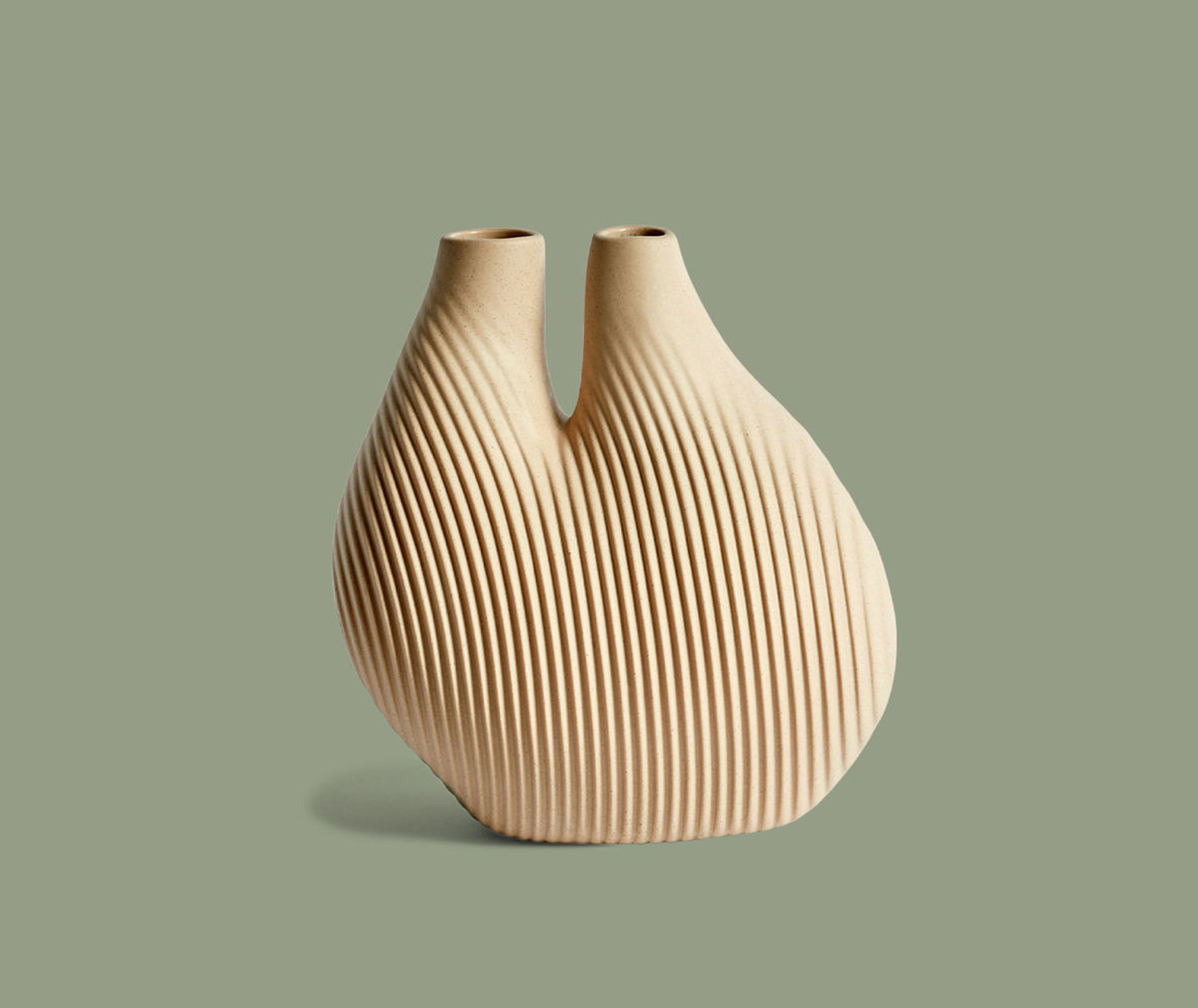 Jarro Chamber de Wang & Söderström para Hay. Se inspira en un espacio donde las formas digitales y físicas se funden. Impreso en 3D con pasta cerámica