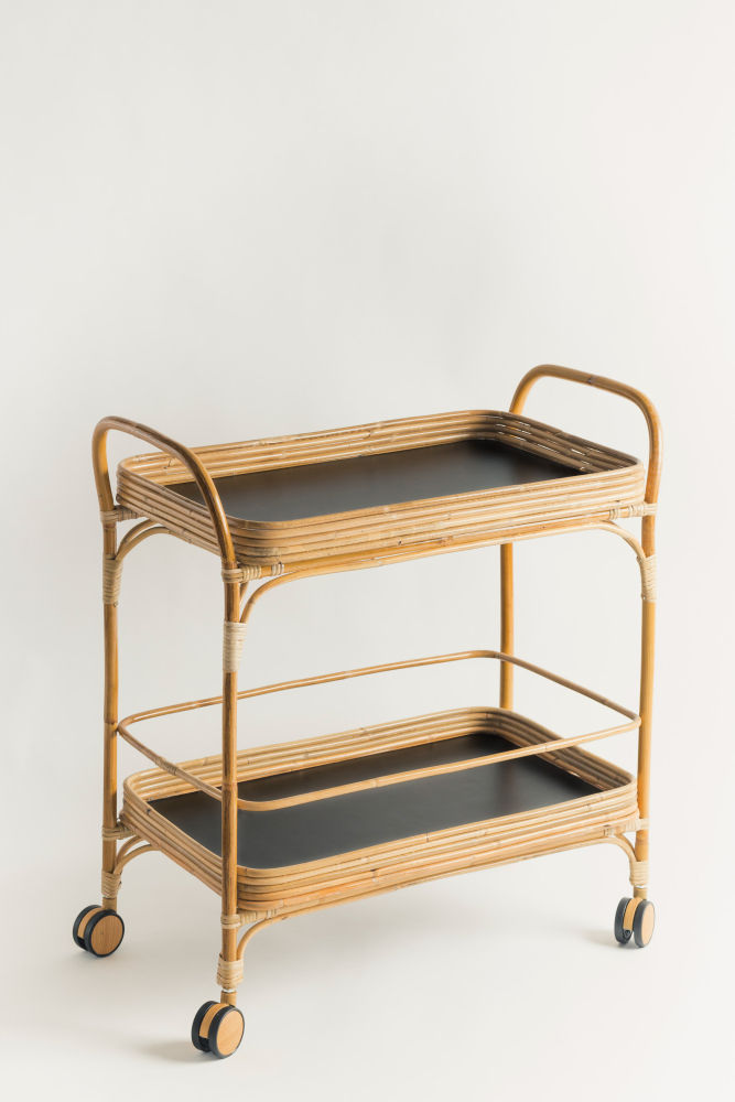 Colección Cerca (carrito y bandejas) concebida por Miguel Milá. Una reedición de Trenat, en Matèria. Fabricada con junco y tablero de pino acabado en negro mate