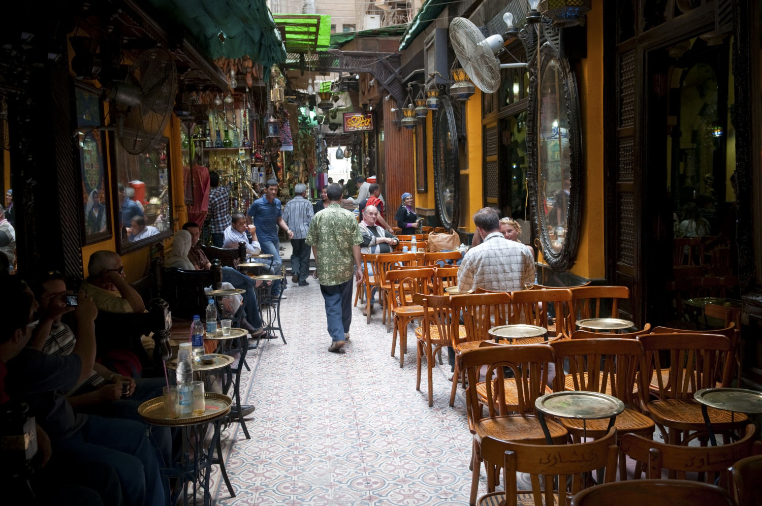 El Fishawy (El Cairo, Egipto). Escondido en el corazón del Khan El-Kalili, el local se remonta a 1773. El primer propietario servía café turco a sus amigos después de la puesta del sol. El éxito obligó a ampliar las instalaciones