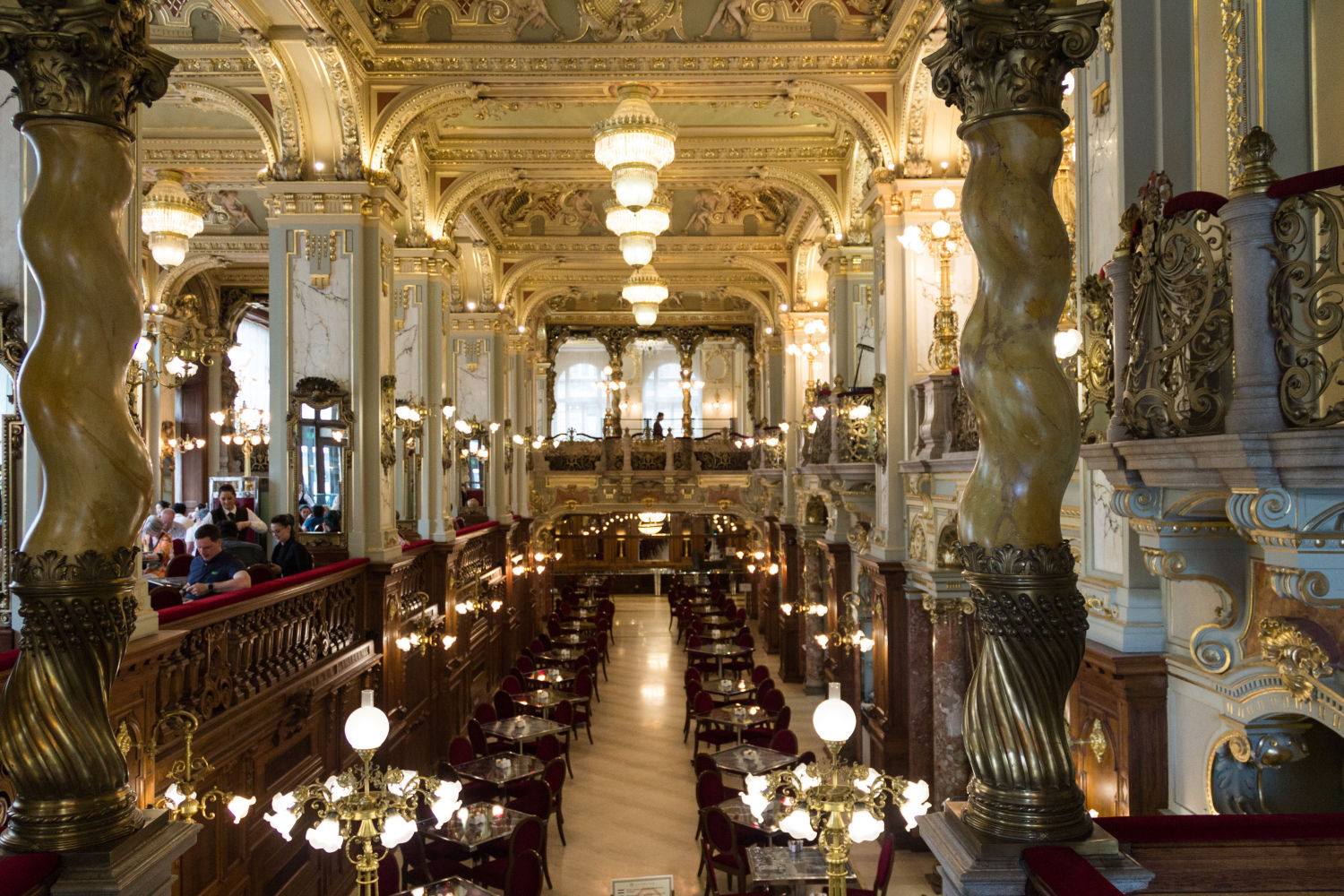 New York Café (Budapest, Hungría). El original, de 1894, cerró en 2001, sin embargo en el mismo lugar, la planta baja del hotel Boscolo, abrió una réplica
