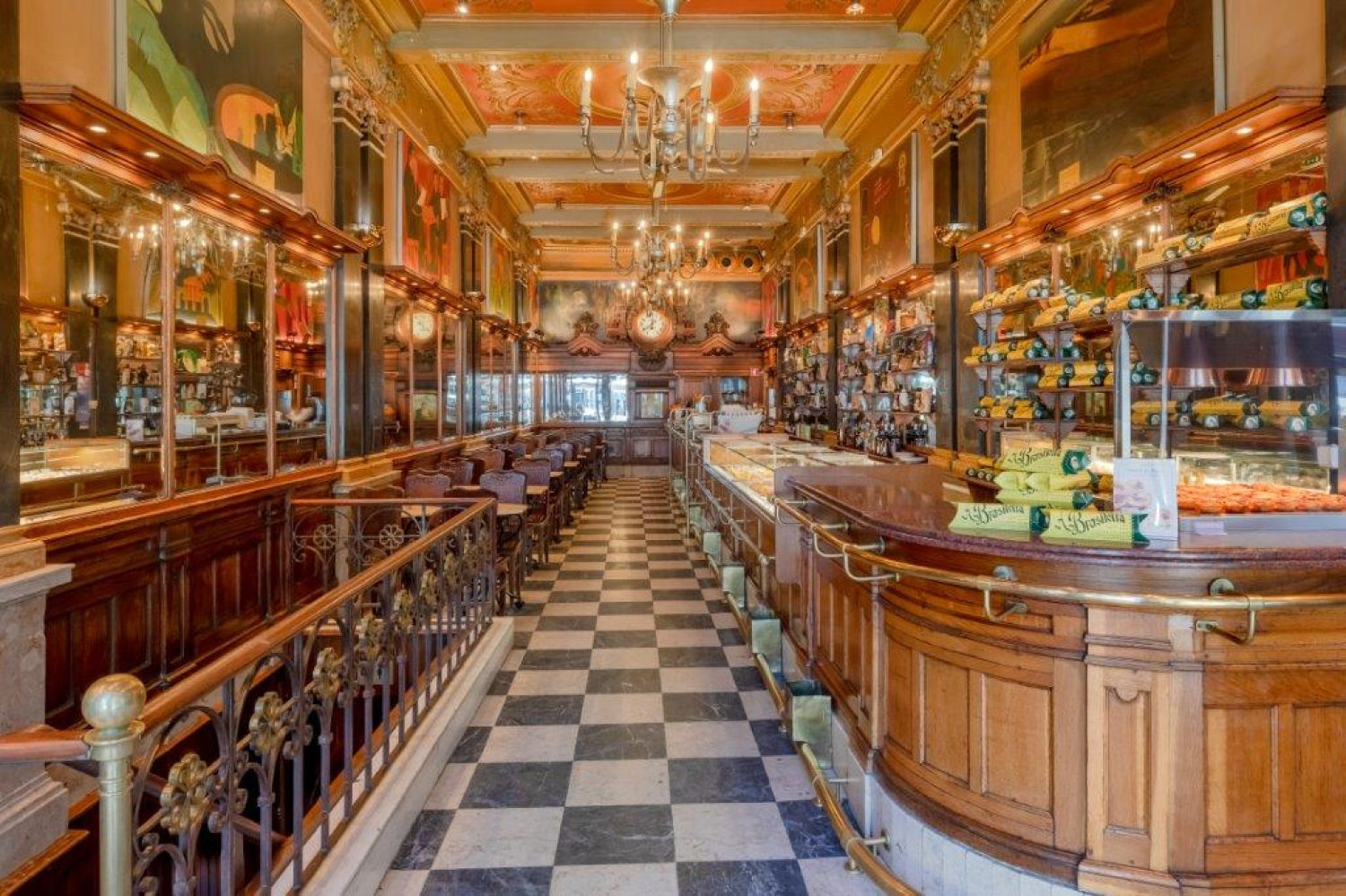 Café A Brasileira (Lisboa, Portugal). Fue abierta en 1905 como una tienda de venta de café brasileño, en la que el dueño obsequiaba a los clientes con una taza de bebida. Más tarde el espacio fue reconstruido y lujosamente decorado como se aprecia hoy