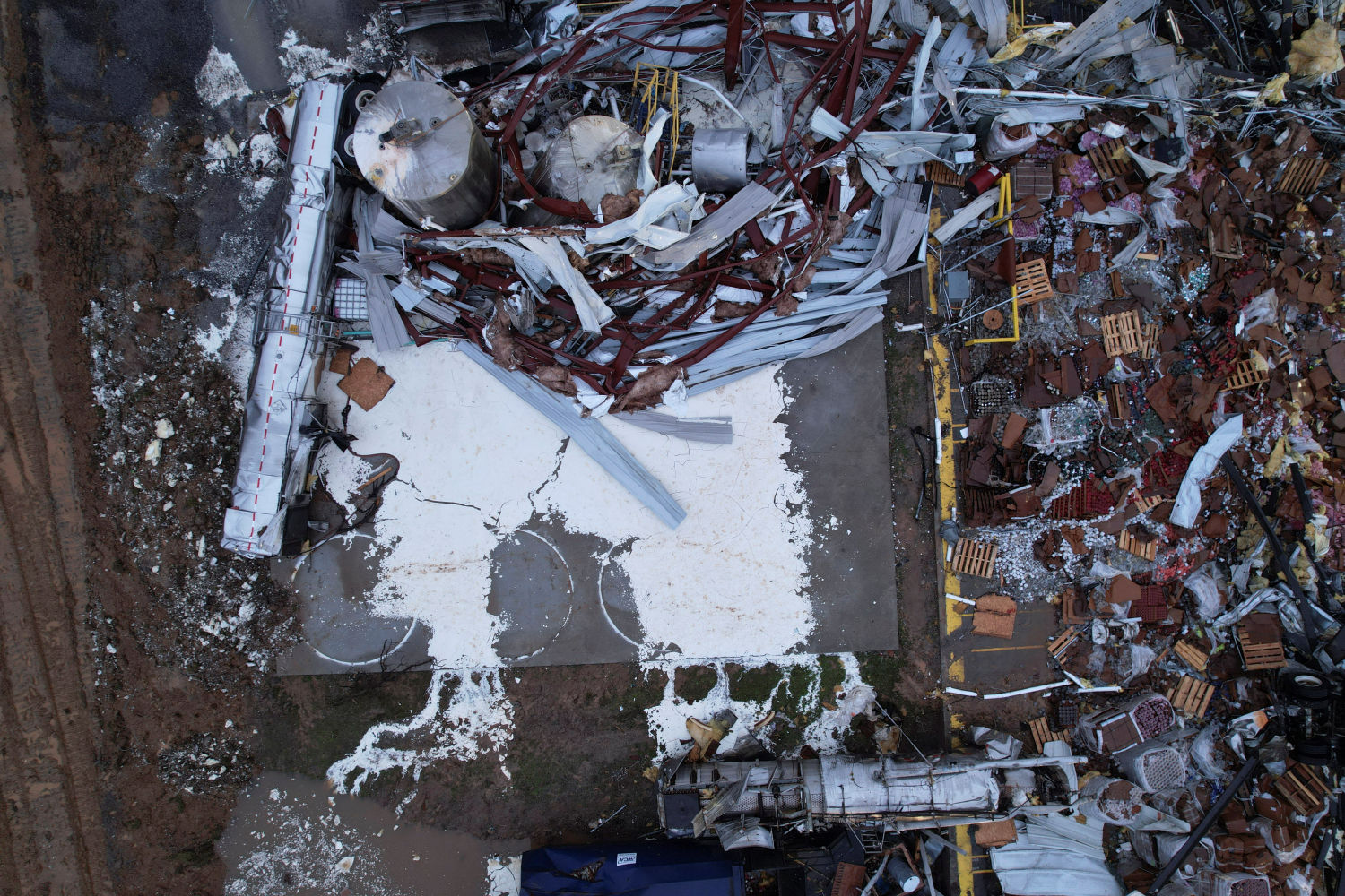 Los escombros de la fábrica de velas de Mayfield, donde ocho personas murieron después del paso de un devastador tornado.