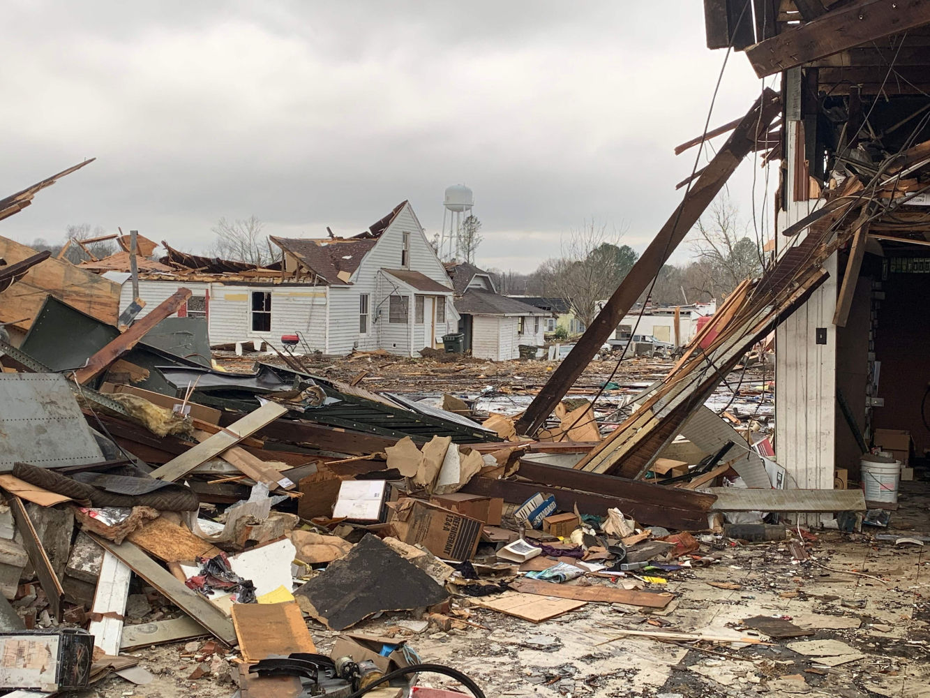 Edificios muy dañados después del paso de un tornado en Dresden, Tennessee.