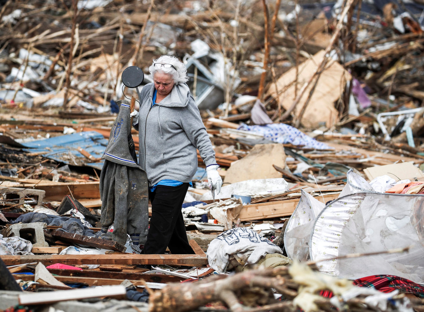 Una mujer recoge sus pertenencias en Dawson Springs, Kentucky.