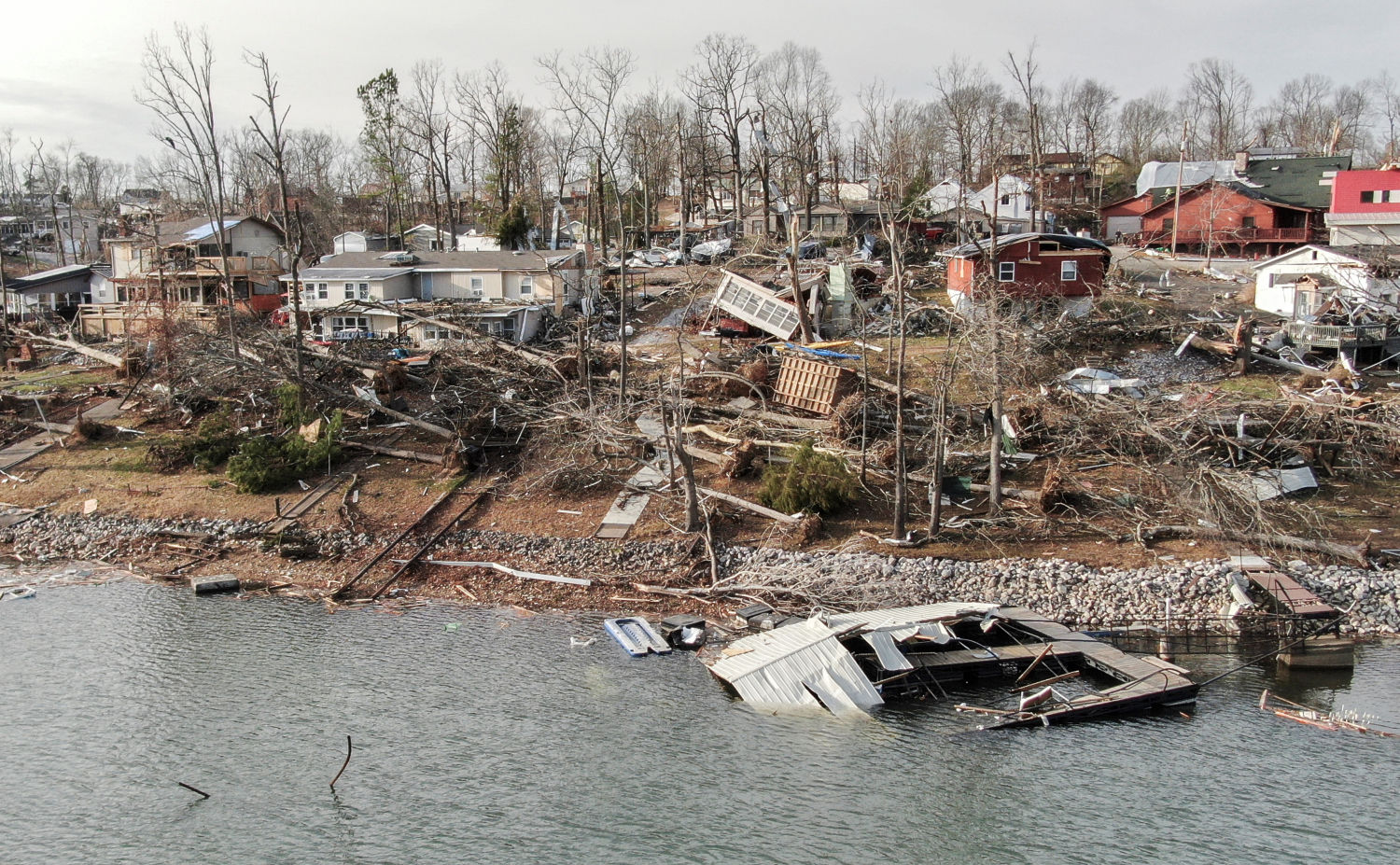 Una foto aérea hecha con un dron muestra los daños de un tornado el 10 de diciembre de 2021 que causó la destrucción generalizada de hogares y negocios en Cambridge Shores, Kentucky.