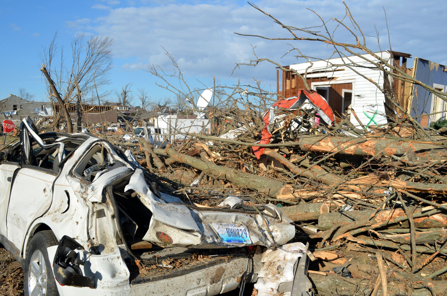 Fotografía de los destrozos causados por el paso de un tornado en Mayfield, Kentucky.