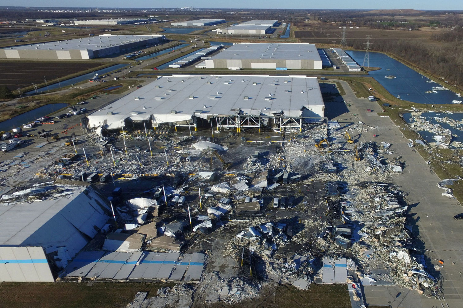 Imagen que muestra el colapso del techo en un centro de distribución de Amazon por el paso de un tornados en Edwardsville, Illinois.