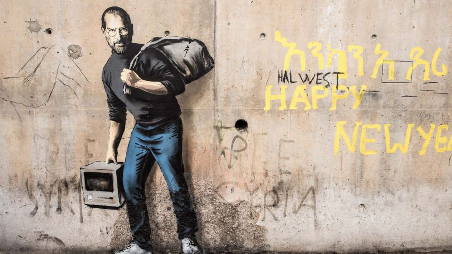 - Banksy. Ubicación: Calais, Francia. 'El hijo de un migrante de Siria' es un mural de 2015 realizado por el grafitero Banksy. El mural estaba situado en la jungla de Calais, un apodo para el campamento cerca de Calais, Francia, donde los migrantes vivían mientras intentaban entrar en el Reino Unido.
