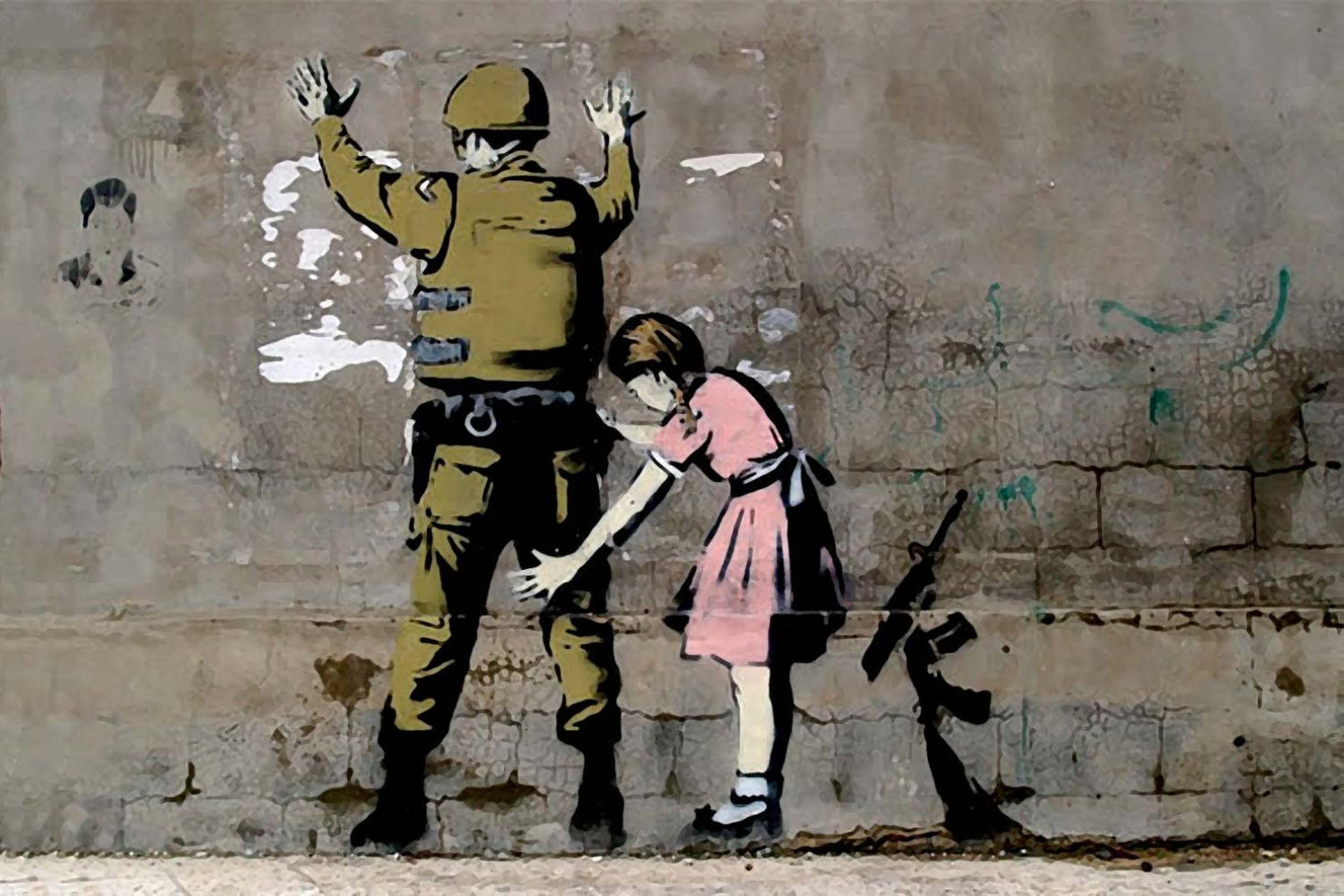 Stop and Search - Banksy. ilustra un tema muy querido por Banksy: el desafío a la autoridad y a las fuerzas del orden, que se ha representado bajo este nombre en distintas formas y momentos. Este mural apareció en Palestina en 2013, y aquí es la niña en edad escolar con un vestido rosa la que registra al soldado.