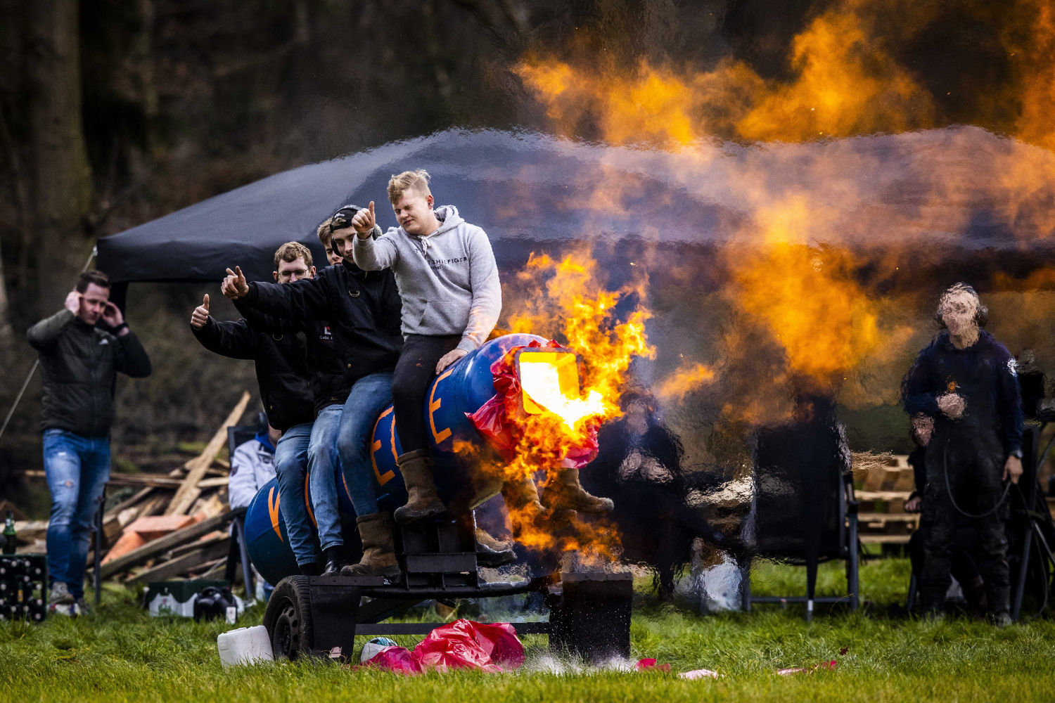 Vecinos de la localidad de Wierden, en Países Bajos, realizan disparos de carburo durante las celebraciones de fin de año, este viernes. Aún se permite esta práctica en el país y muchos pícaros han procedido a usarla este fin de año para esquivar la prohibición del uso de petardos y fuegos artificiales como medida de prevención de contagios del coronavirus.