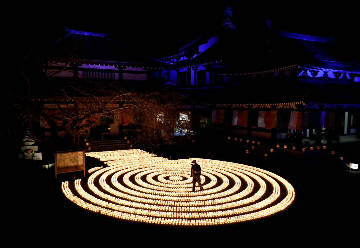 Ceremonia en el templo budista Hasedera con la colocación de 6.500 velas para desear el fin de la pandemia y una buena entrada de año, en Kamakura, en el sur de Tokio, Japón.
