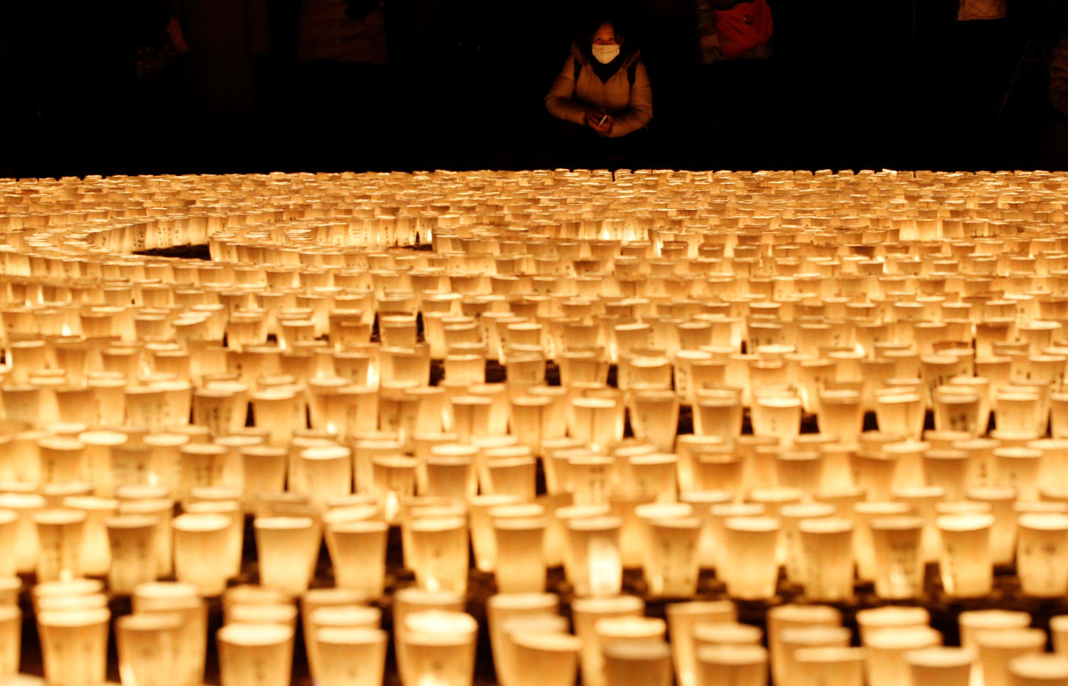 Ceremonia en el templo budista Hasedera con la colocación de 6.500 velas para desear el fin de la pandemia y una buena entrada de año, en Kamakura, en el sur de Tokio.