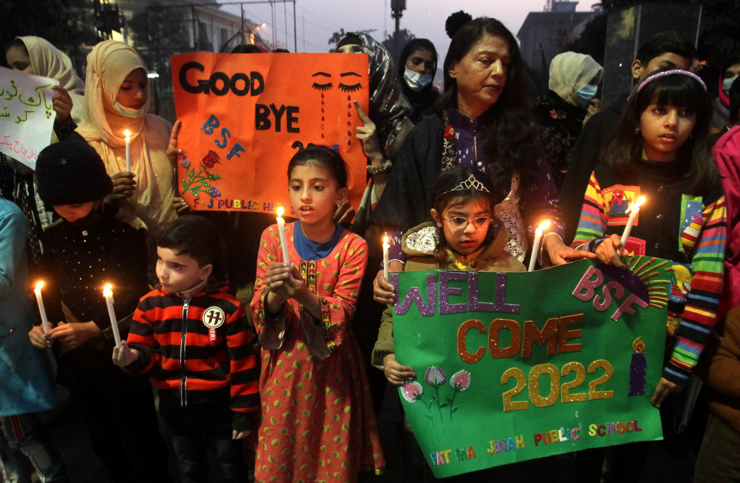 Un grupo de personas sostiene velas durante una manifestación para rezar por la paz en el año 2022 en la víspera de Año Nuevo en Lahore, Pakistán.