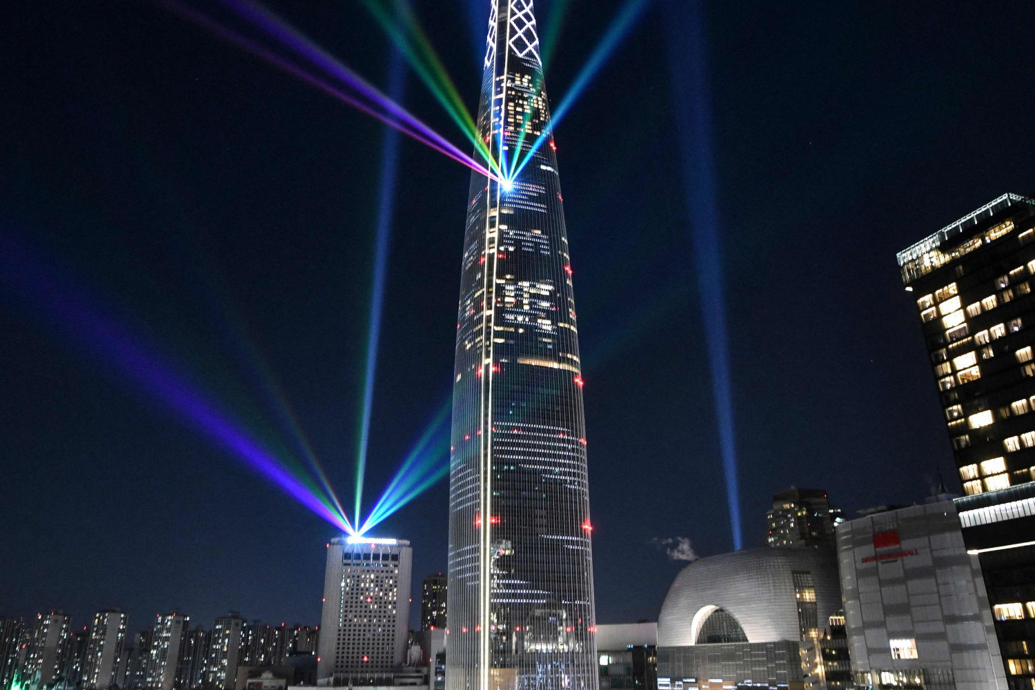 Los haces de luz se proyectan desde el rascacielos Lotte World Tower de 123 pisos durante un espectáculo de iluminación para celebrar el Año Nuevo en Seúl.
