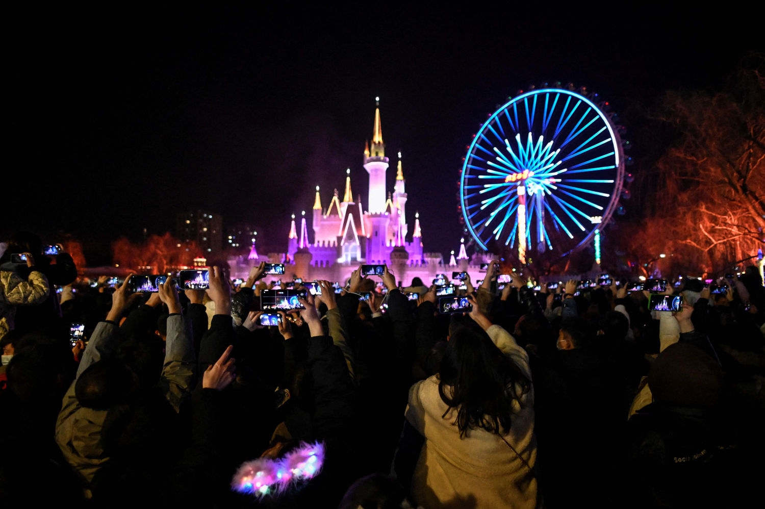 Multitud de personas se amontonan en un parque de atracciones en Beijing para dar la bienvenida al Año Nuevo.
