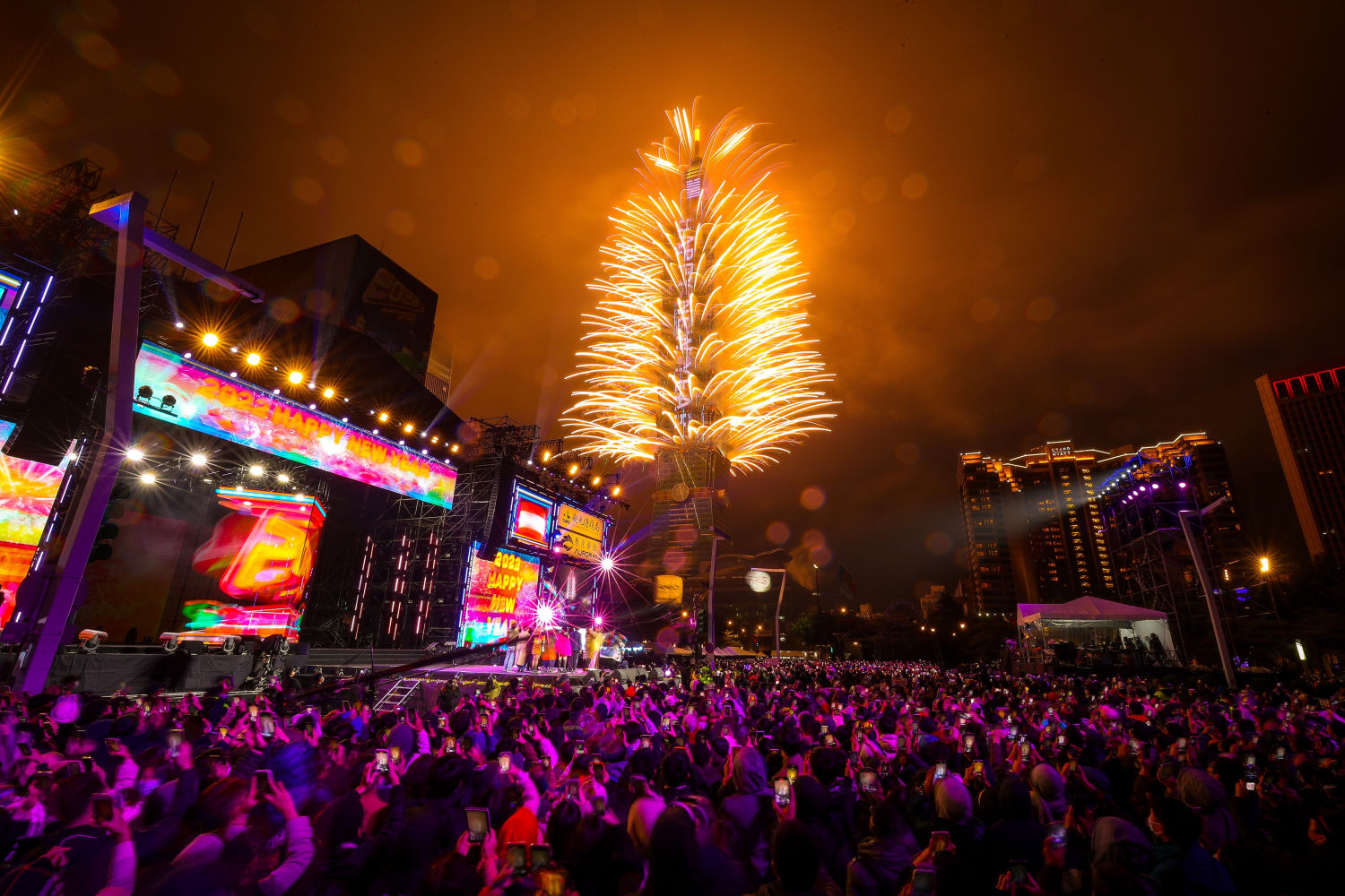 Fuegos artificiales y espectáculos de luces iluminan el cielo nocturno desde el rascacielos Taipei 101 durante las celebraciones de Año Nuevo en Taipei, Taiwán.