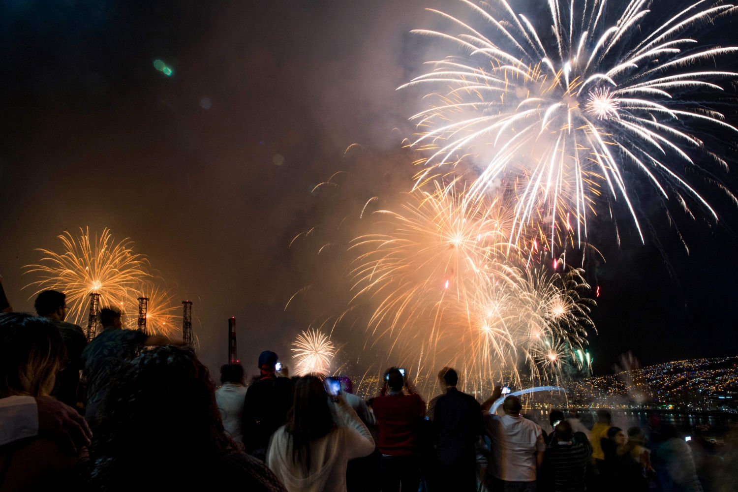Fuegos artificiales sobre el puerto de Valparaiso en Chile