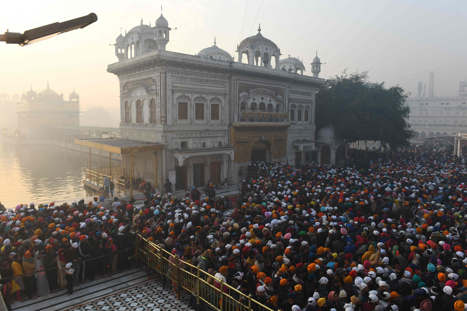 Devotos sijs acuden en masa a presentar sus respetos al Templo de Oro en motivo del Año Nuevo en Amritsar, India