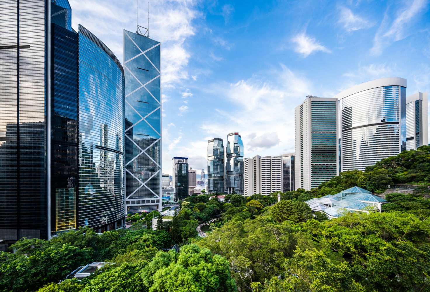 El parque de Hong Kong se encuentra entre los brillantes rascacielos de la isla de Hong Kong (China)