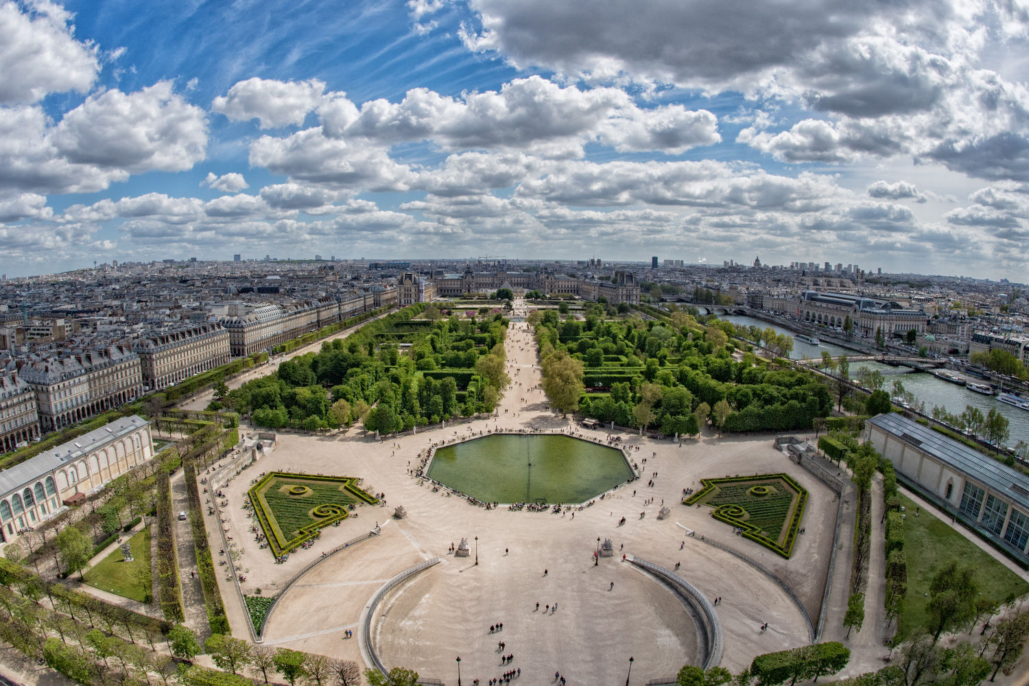 El jardín de las Tullerías es el parque más importante y más antiguo de la ciudad de París​ y fue clasificado como monumento histórico (Francia)