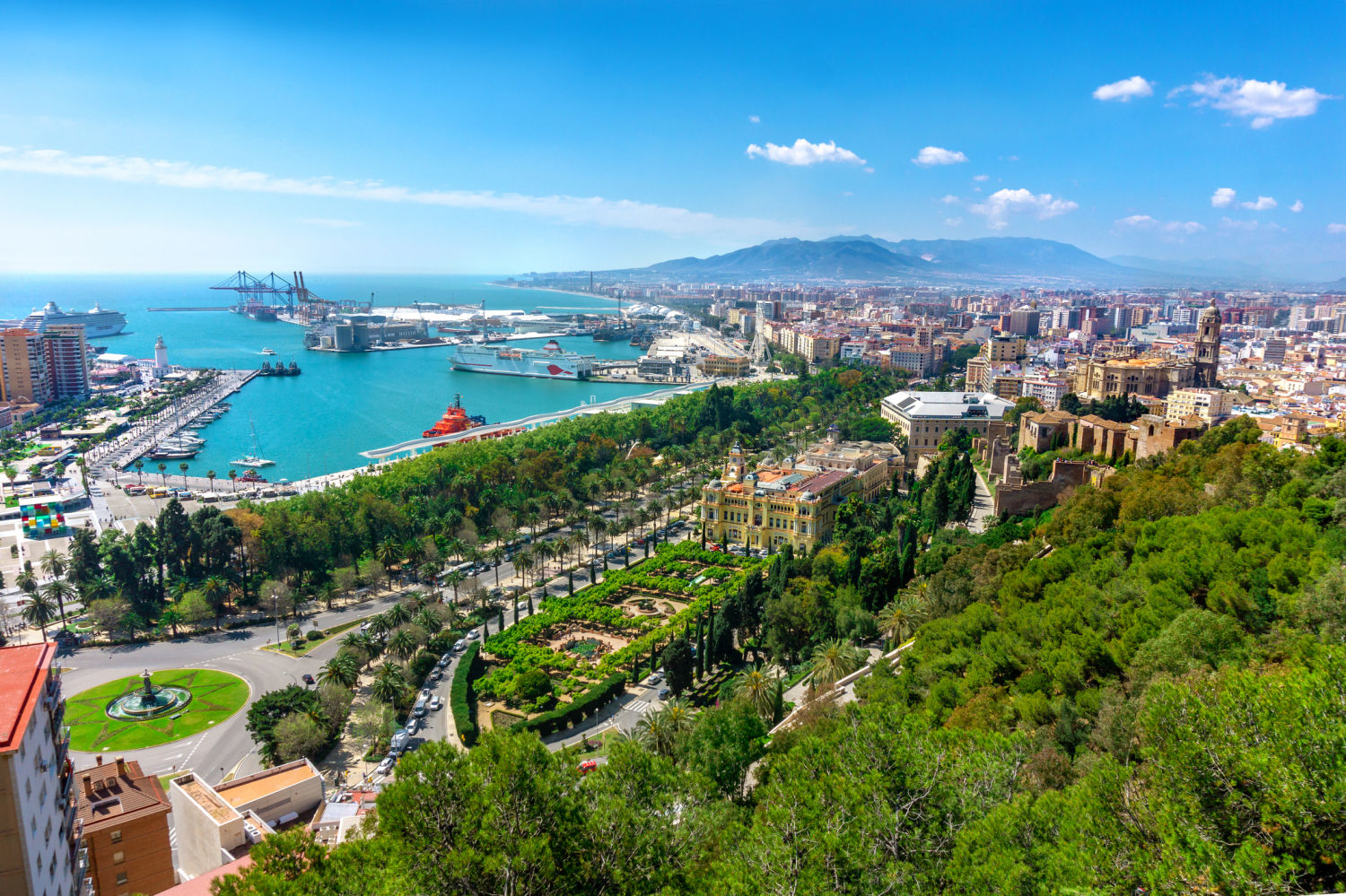 El parque está situado en el centro de Málaga. Se realizó a finales del siglo XIX en terrenos ganados al mar