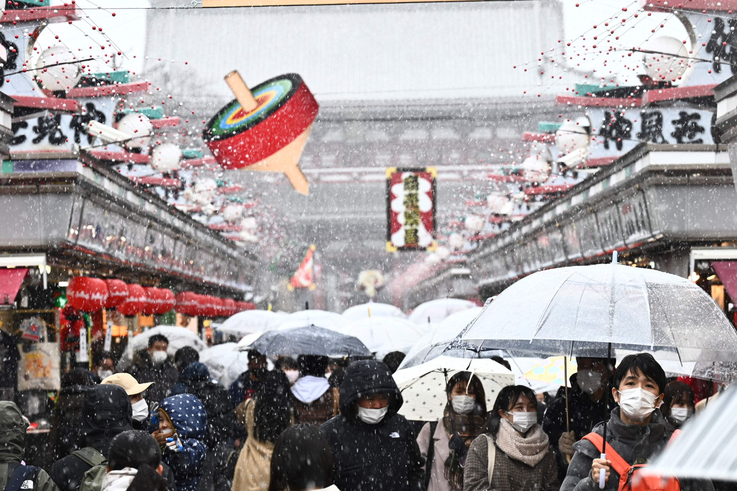 La gente visita el Templo Sensoji de Tokio mientras nieva el 6 de enero de 2022.