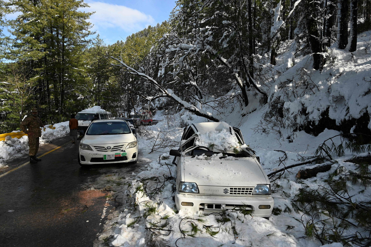 l 9 de enero, rescatistas del ejército despejaron rutas alrededor de la ciudad de Murree, en una colina de Pakistán, que alberga a miles de turistas después de que 22 personas murieran en vehículos atrapados por fuertes nevadas.