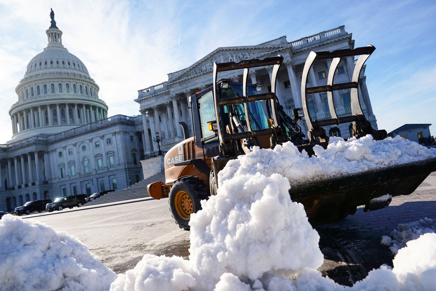 Un quitanieves limpia el frente este del Capitolio de los Estados Unidos en Washington, EE. UU., 11 de enero de 2022.