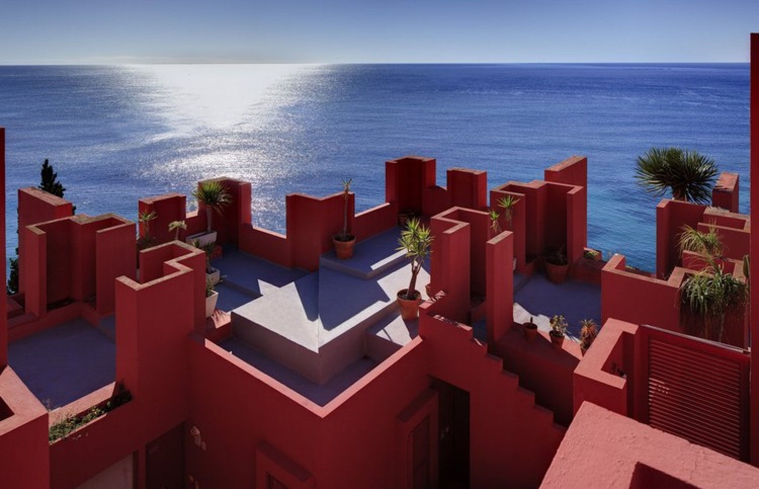 La emblemática Muralla Roja, creada por el arquitecto R. Bofill