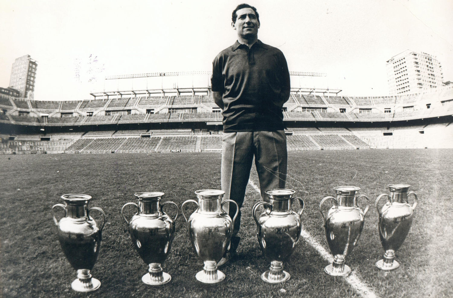 POSADO DEL FUTBOLISTA PACO GENTO CON LAS 6 COPAS DE EUROPA QUE HA GANADO
en la foto : santiago bernabeu