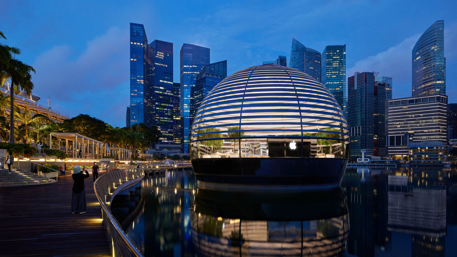 Apple Marina Bay Sands (Premio Versailles) en Singapur, República de Singapur, de Foster + Partners. Una tienda con forma de esfera transparente que parece flotar en el agua pues se accede a su interior a través de un túnel submarino. En su interior los clientes obtienen una vista de 360º de la bahía marina.