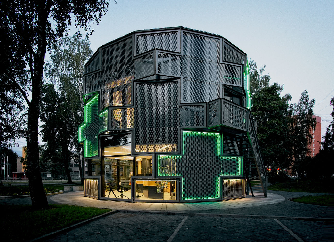 Pharmacy Dzirciema (Premio especial de exterior) en Riga, Letonia de Substance. Se trata de polígono de 16 lados, de dos plantas de altura, situado en una plazoleta,  cuyo diseño exterior utiliza el símbolo tradicional de las farmacias, una cruz verde, pero en este caso son varias las cruces que se iluminan con leds para que el edificio sea fácilmente reconocible