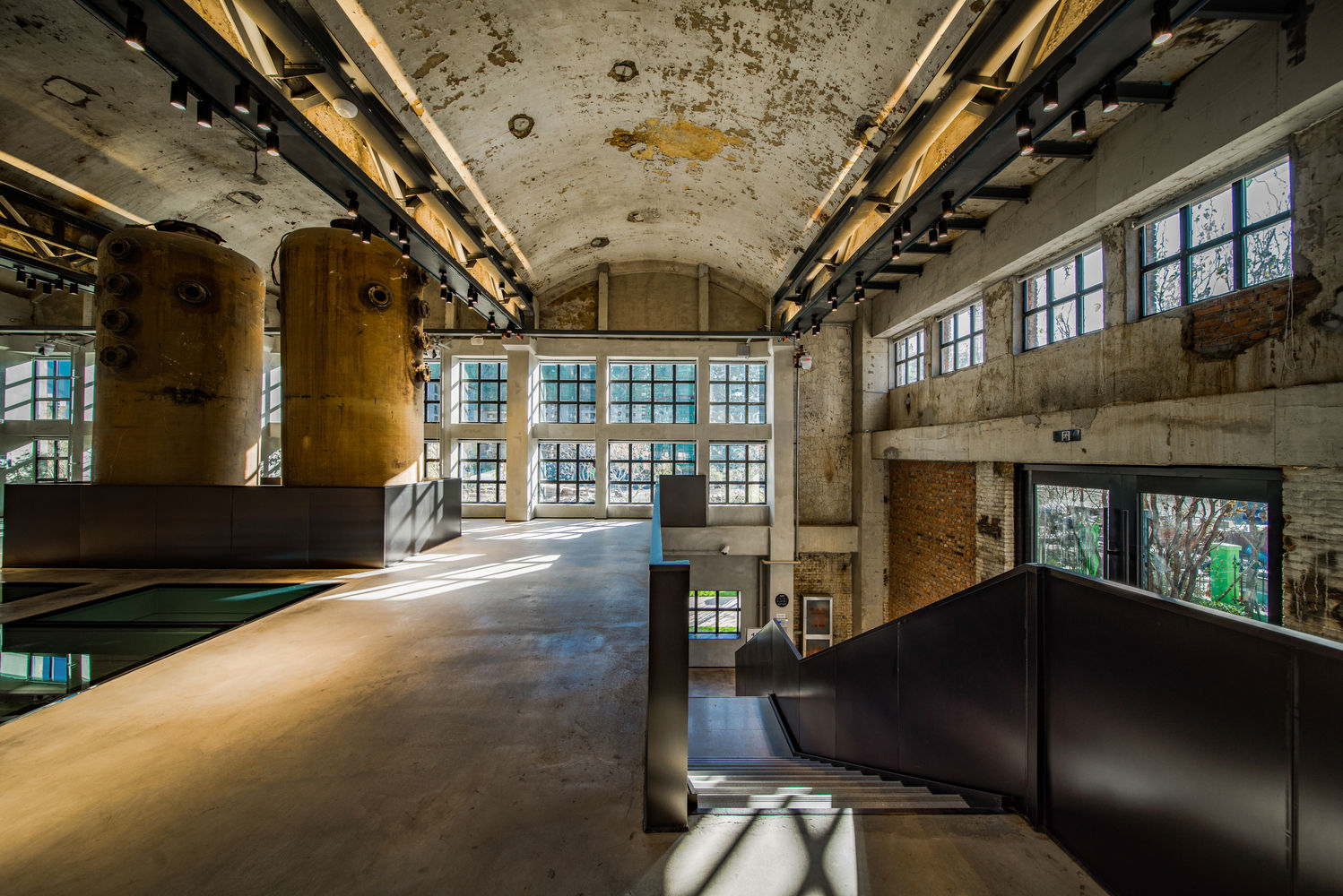 Red Plum (Premio especial de interior) en Shenyang, China de AAarchitects y IIA Atelier. La fábrica Red Plum MSG, con 13 naves industriales, fue una de las muchas fábricas en Tie'xi, y su historia se remonta a 1939. Se trata de  cuatro edificios de diferentes tamaños y estilos que se han rehabilitado para abrir de nuevo al público y darle un uso más actual