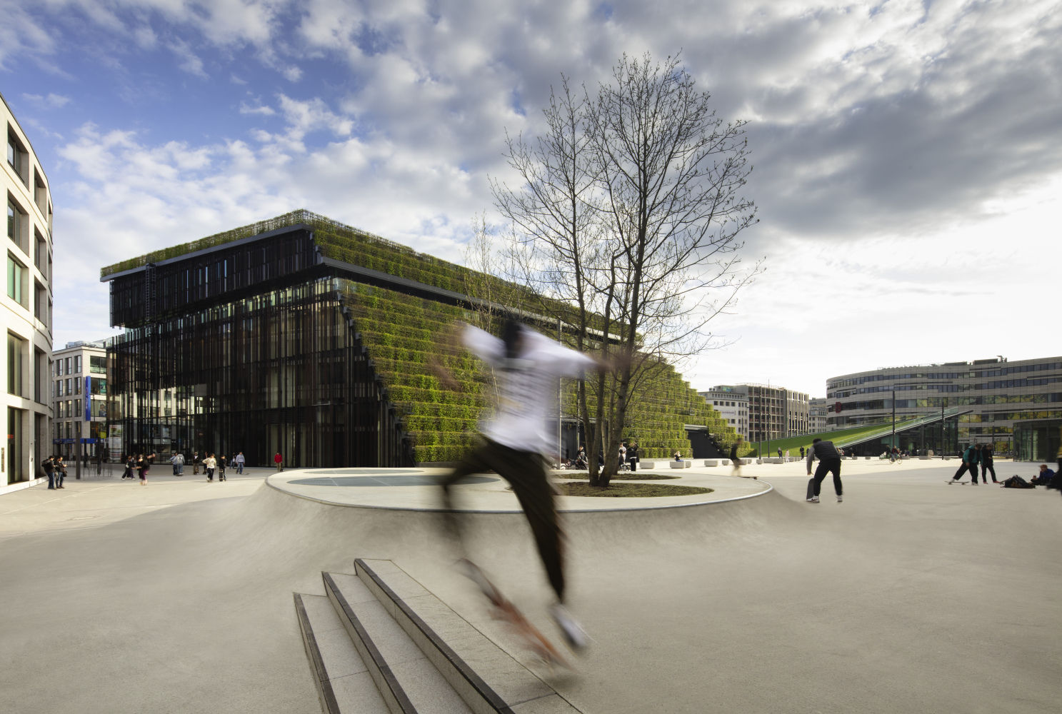 Kö-Bogen II (Premio especial de exterior)  en Düsseldorf, Alemania de  Ingenhoven Architects. Se trata de impresionante edificio cubierto en su totalidad con más de 30.000 plantas, un total de ocho km de setos de la especie carpe es la mayor fachada verde de Europa.El beneficio ecológico de los setos es equivalente al de aproximadamente 80 árboles