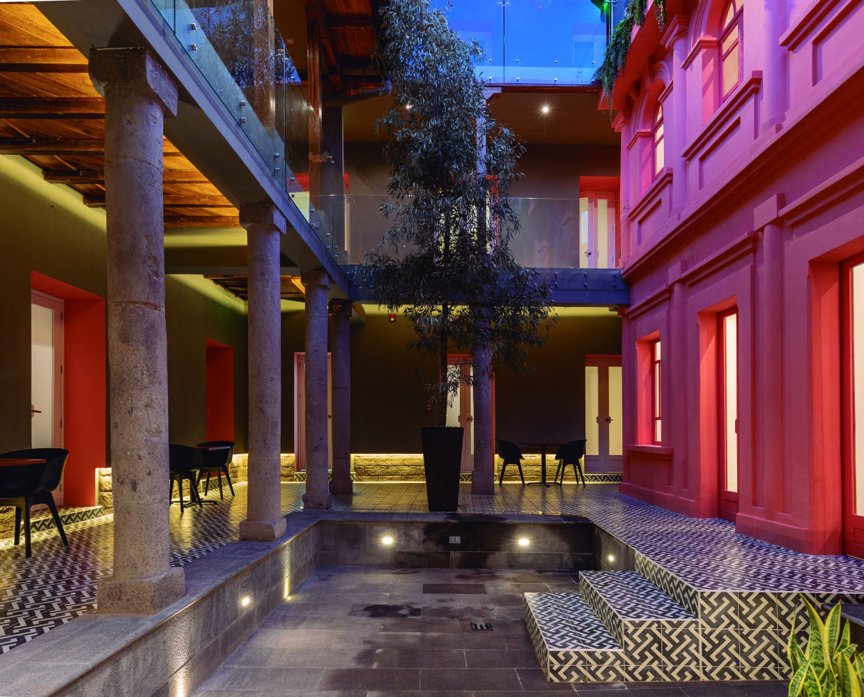 República Rosa (Premio especial de interior) en  Quito, Ecuador de nicolas&nicolas. Ubicado en el centro colonial de la ciudad de Quito, el hotel se diseñó sobre una casa con patio de 1890. Por un lado se recuperaron algunos elementos originales de la casa, como paredes de adobe, tejados de tejas y los suelos de madera y a la vez se agregaron de nuevos, y se y reinterpretaron otros, como la fachada interna