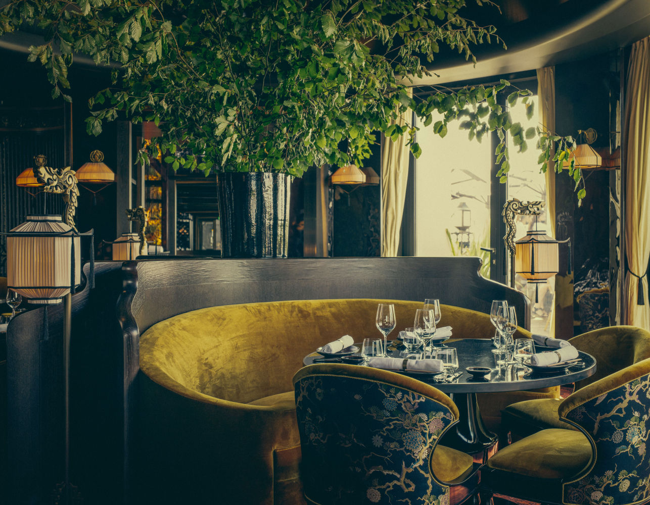 Mūn en París, Francia de Eve von Romberg y Charlotte Besson-Oberlin. En lo alto de un edificio art déco, delante de los Campos Elíseos, decorado con materiales nobles y elegantes, mezcla de influencias asiáticas y francesas