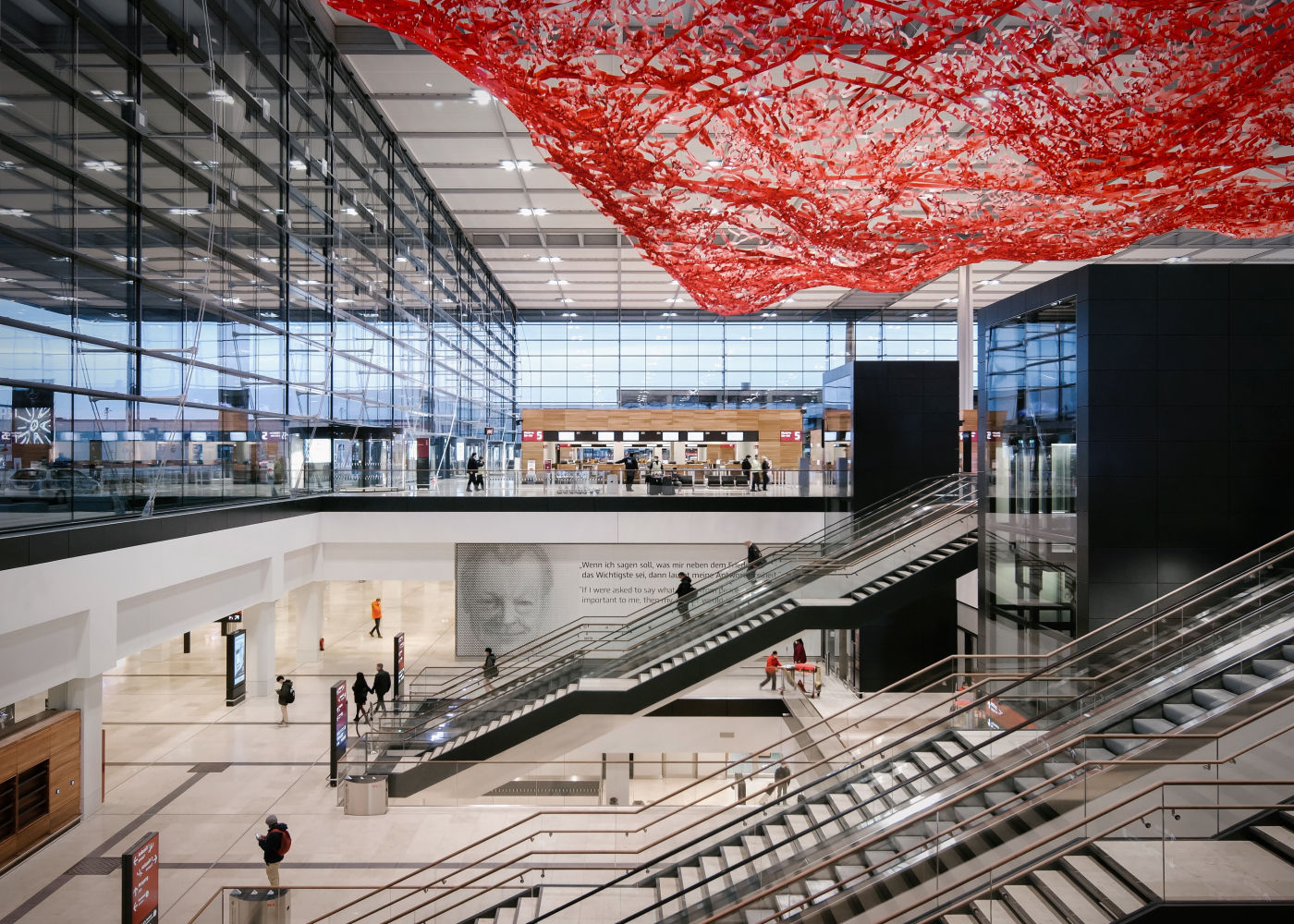 Berlin Brandenburg Airport Willy Brandt (Premio especial de interior) en Berlín, Alemania. El aeropuerto posee un diseño axial muy funcional, y la terminal de pasajeros se encuentra en el centro de las pistas paralelas de despegue y aterrizaje
