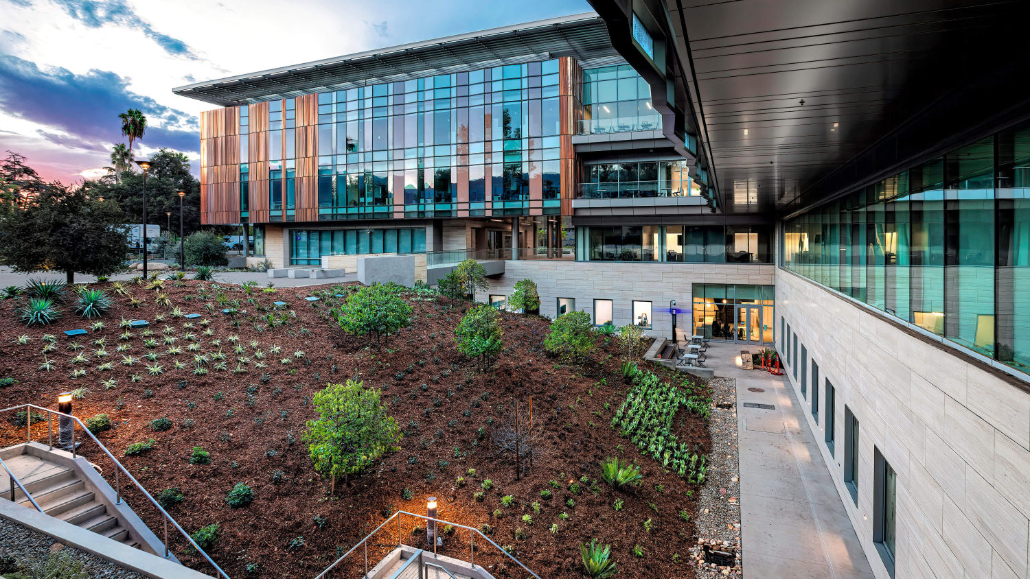 California Institute of Technology, Chen Neuroscience Research Building (Premio Versailles) en Pasadena, Estados Unidos.  Con un diseño integrador pensado específicamente para fomentar el aprendizaje y la interacción entre los distintos laboratorios, estos están separados y unidos de tal manera que la luz puede atravesar el edificio de un lado al otro
