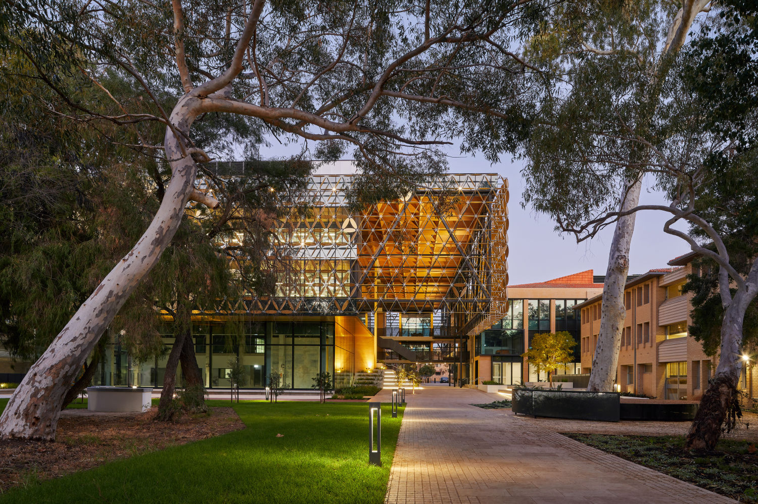 University of Western Australia, Ezone Student Hub (Premio especial de interior) en Crawley, Australia. Creado para la conexión de personas y el intercambio de ideas, posee una fachada impactante de pétalos de aluminio superpuestos que brindan sombra y controlan la temperatura interior