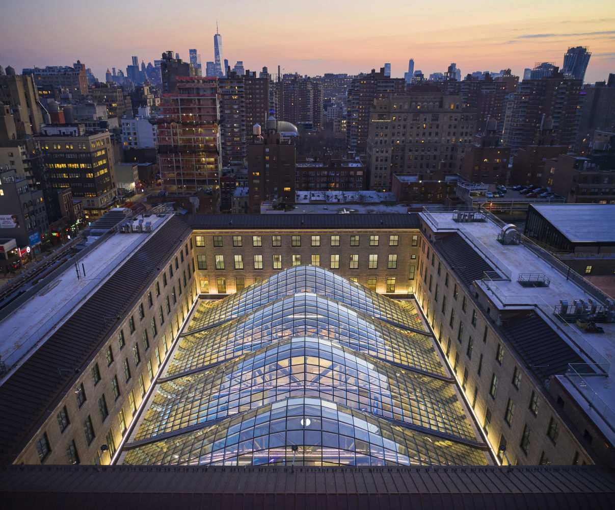 Moynihan Train Hall-New York (Premio Versailles) en Nueva York, Estados Unidos. Este Proyecto ha transformado el emblemático edificio de la oficina de correos de Farley en un centro ferroviario moderno, con un atrio central de techos abovedados hechos por 500 paneles de vidrio y acero, la imagen es espectacular